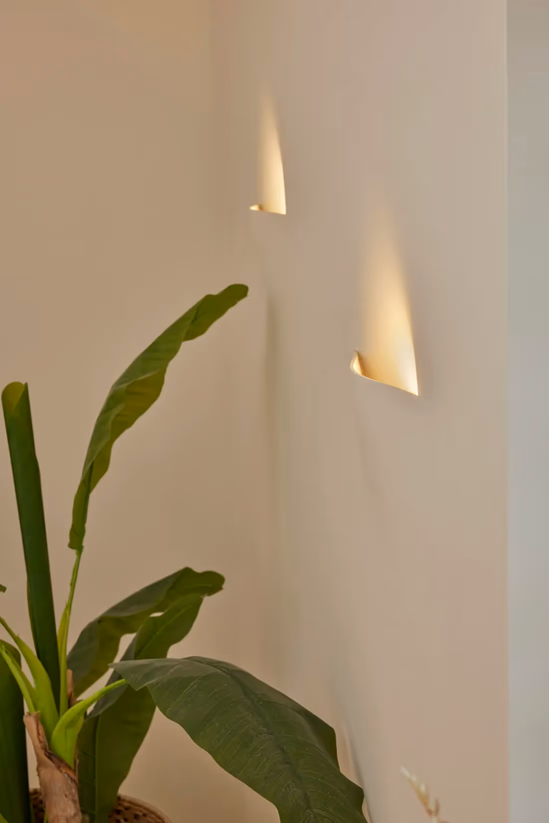 In de wand opgenomen inbouwarmaturen met sfeervol lichtbeeld.