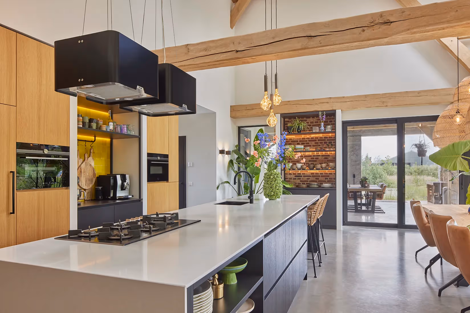 Keuken met sfeerverlichting.