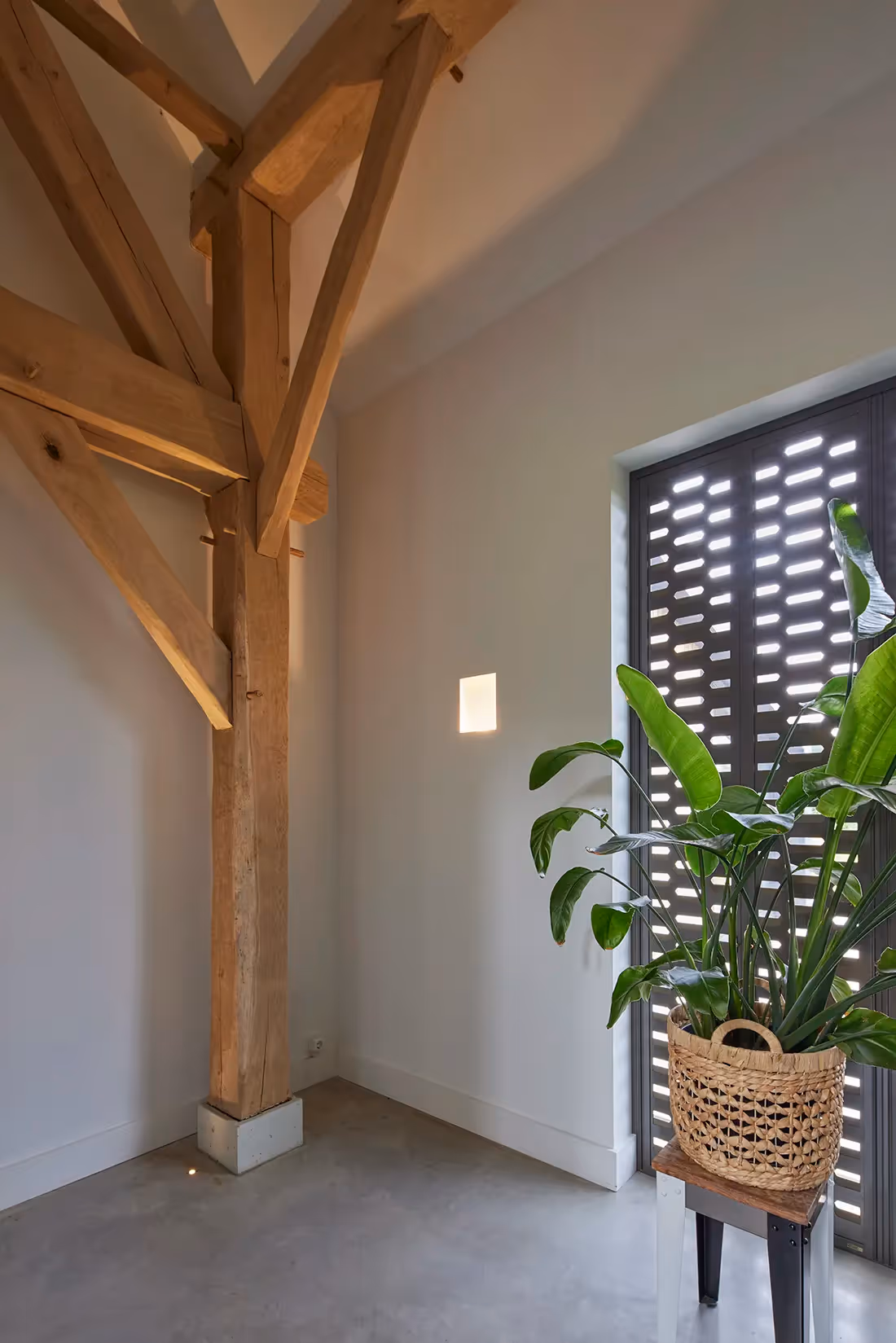 Verlichte dakconstructie via minimalistische grondspot.