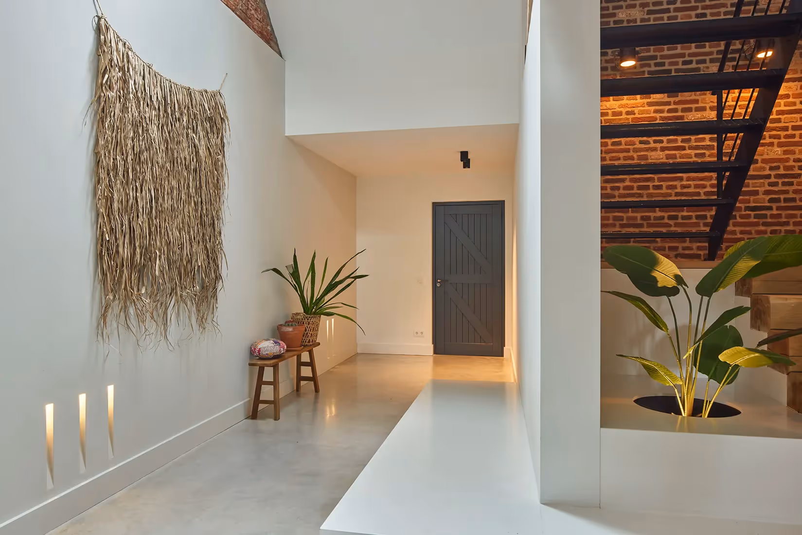 Entree met verzonken wandverlichting die tevens dienstdoet als oriëntatieverlichting.