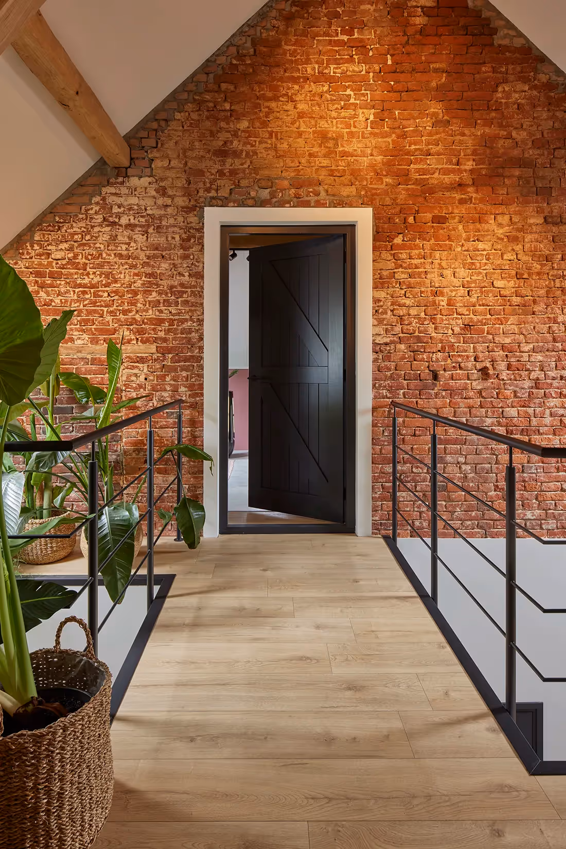 Vide met verlichte wand.