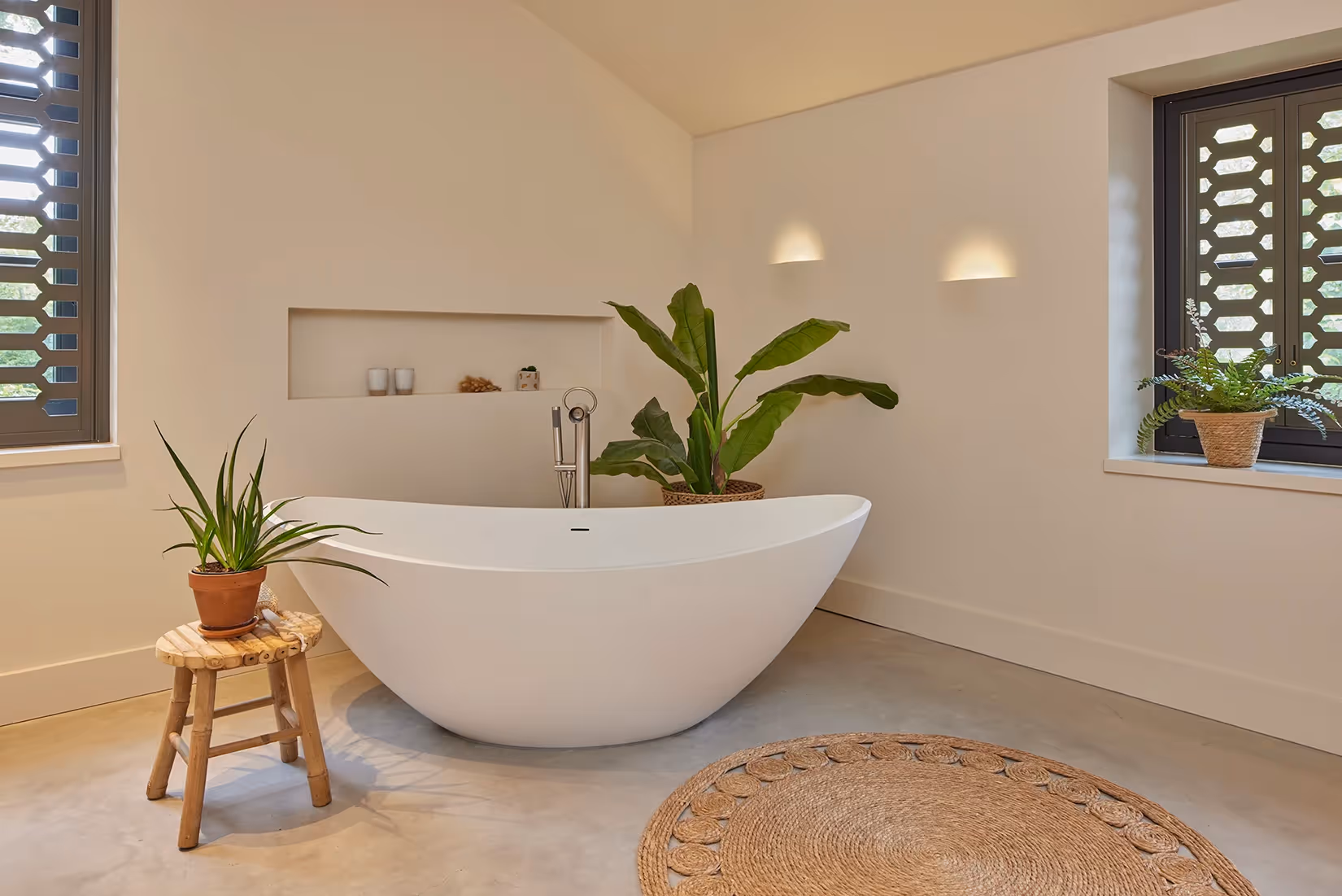 Ligbad met semi verzonken wandarmatuur met subtiel lichtbeeld.