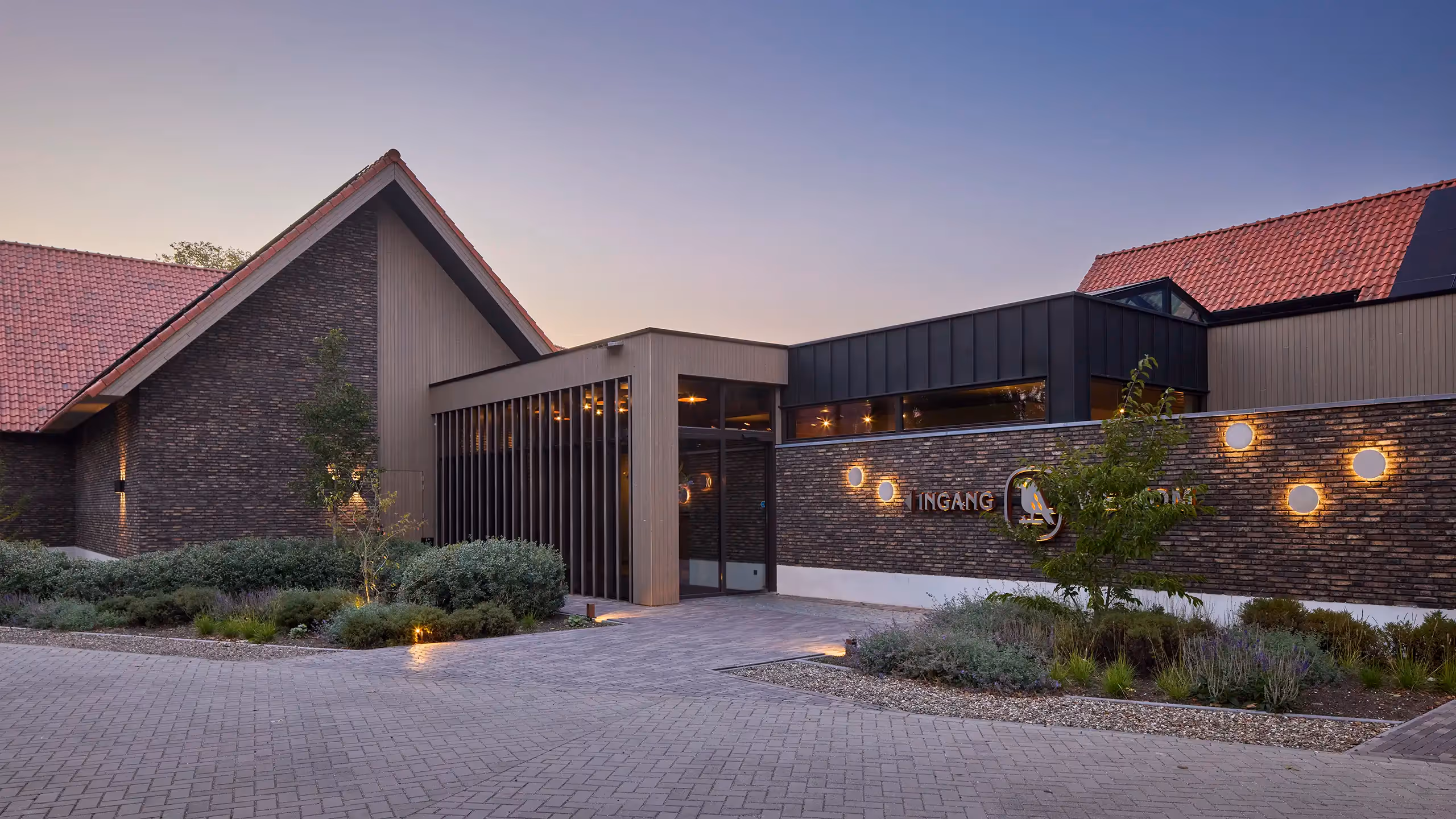 Entree van een restaurant met wandverlichting. 