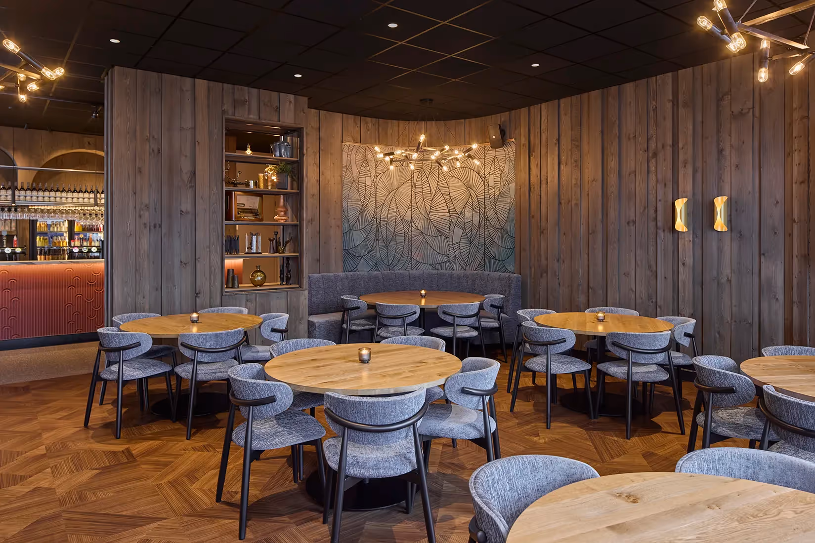 Plafond- en wandverlichting in een restaurant.