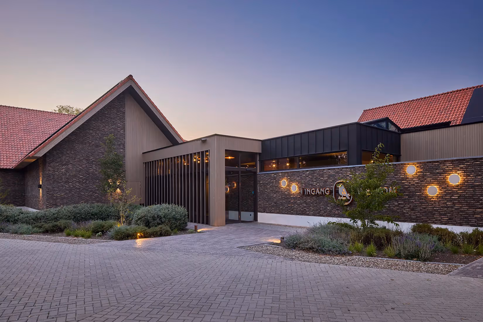 Wandverlichting bij de entree van een restaurant.