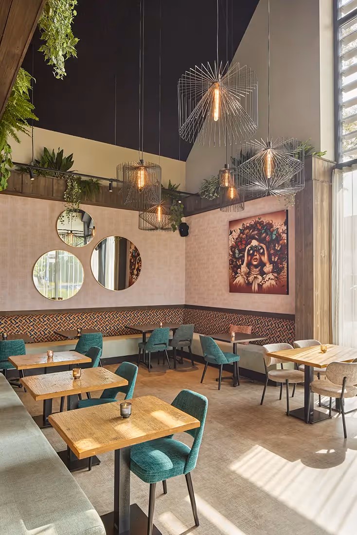 Restaurant met gegroepeerde hanglampen met een draadontwerp.