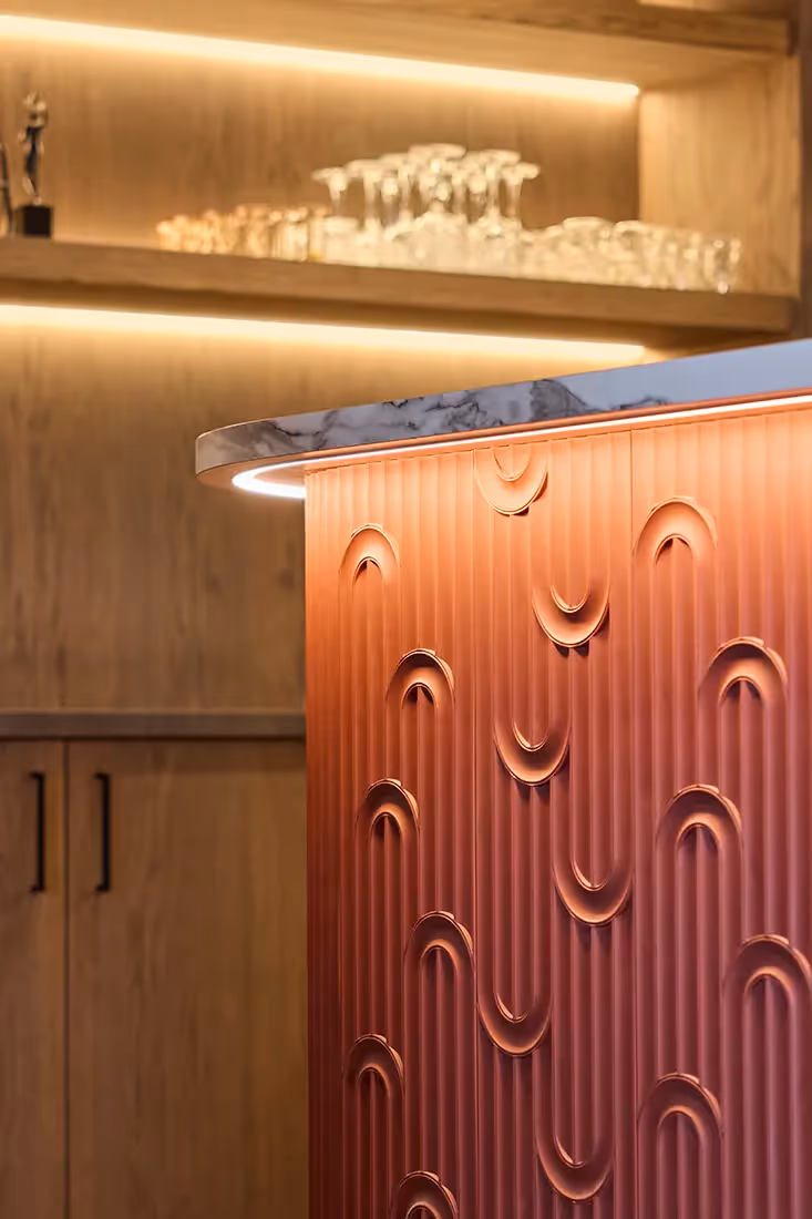 Bar met lichtlijn onder bartop.