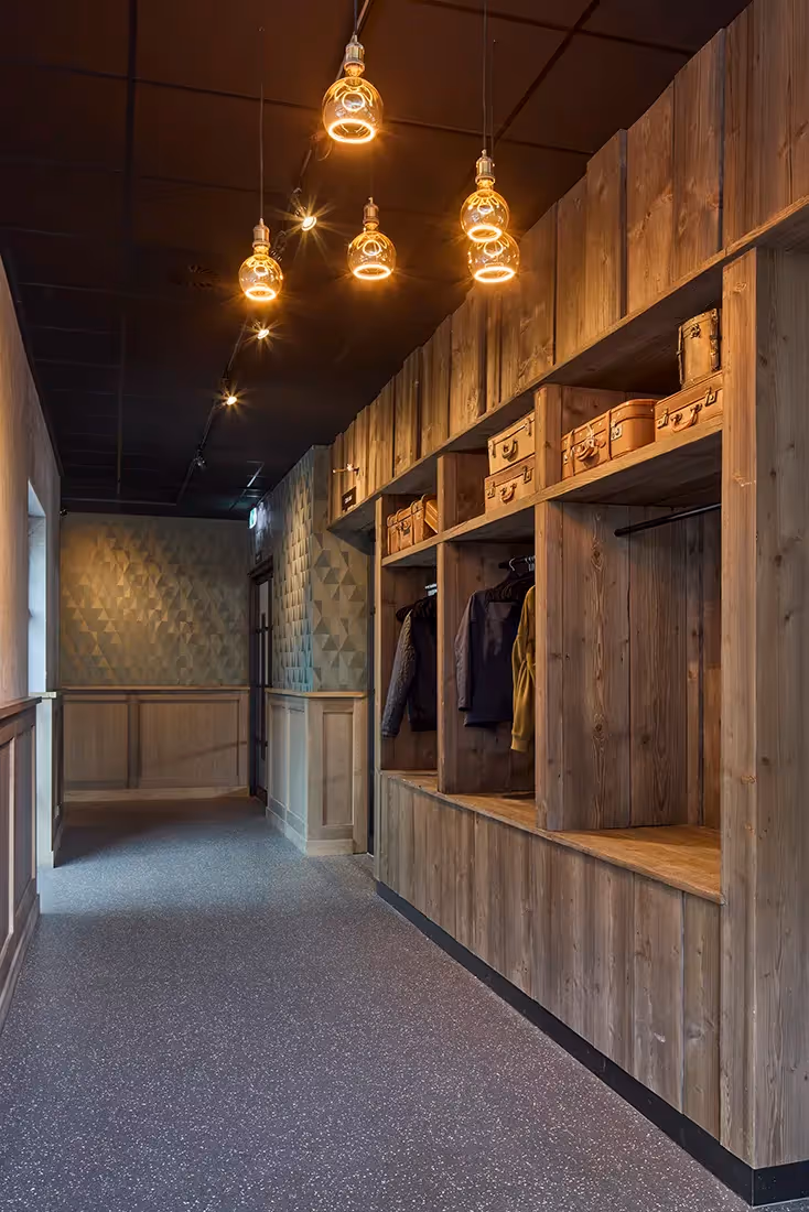 Hanglampen bij garderobe van een restaurant.