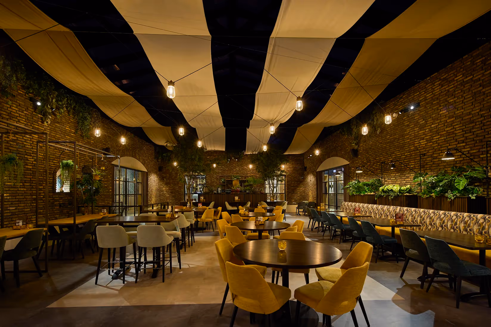 Verlichting van een restaurantruimte in avondsetting.