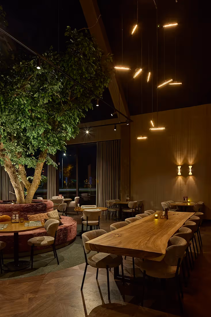 Verlichting van een restaurantruimte in avondsetting.