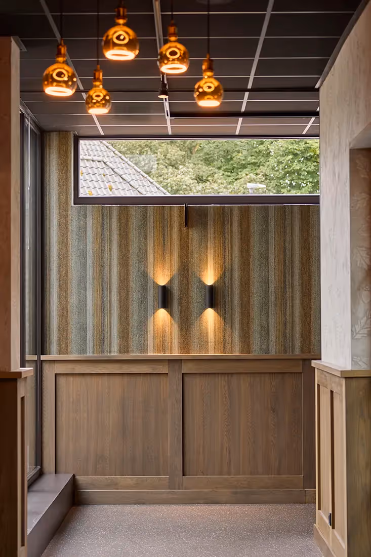 Duo wandarmaturen met up & downlicht in een restaurant.