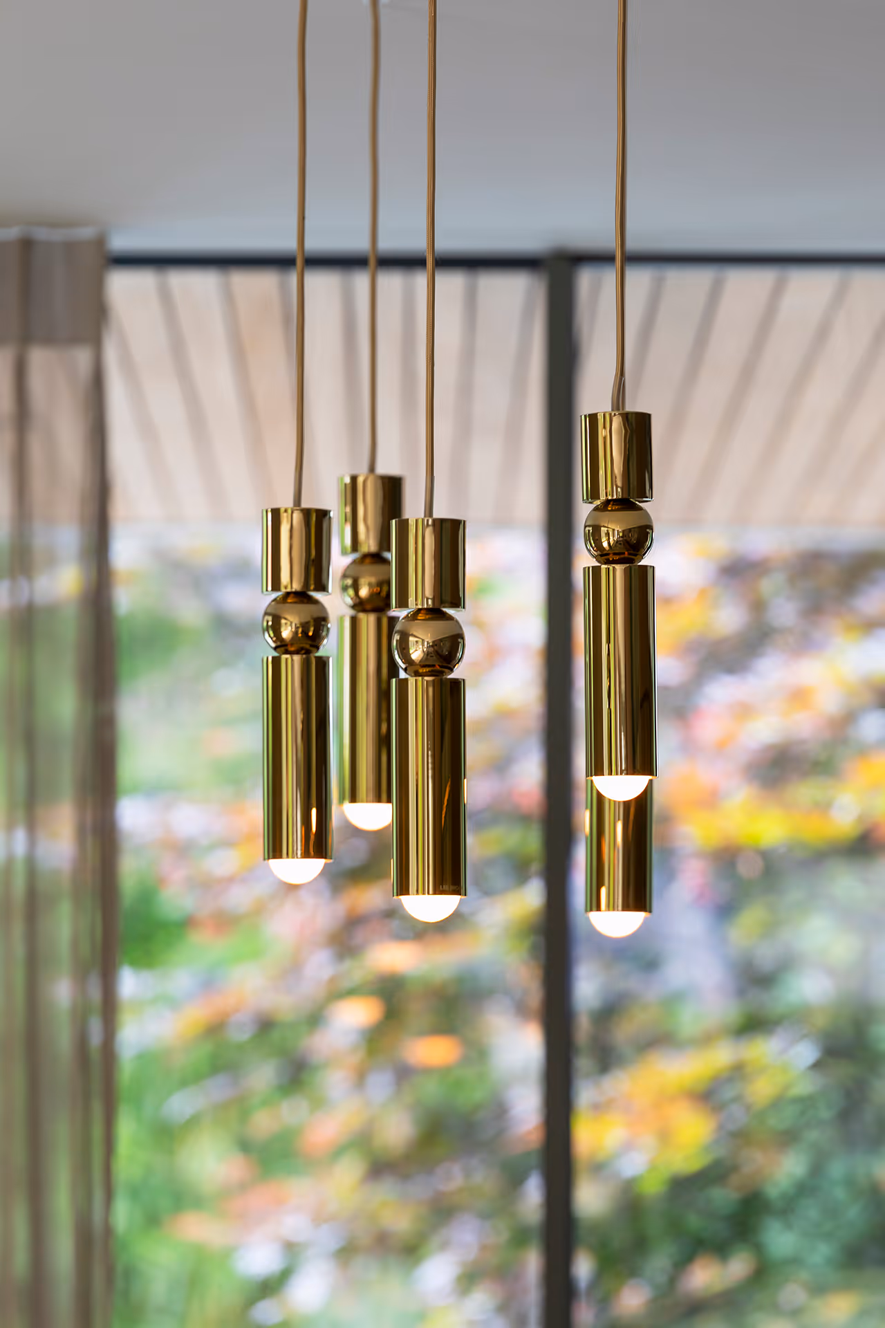 Close-up van groep glanzende messing hanglampen die subtiel licht stralen.