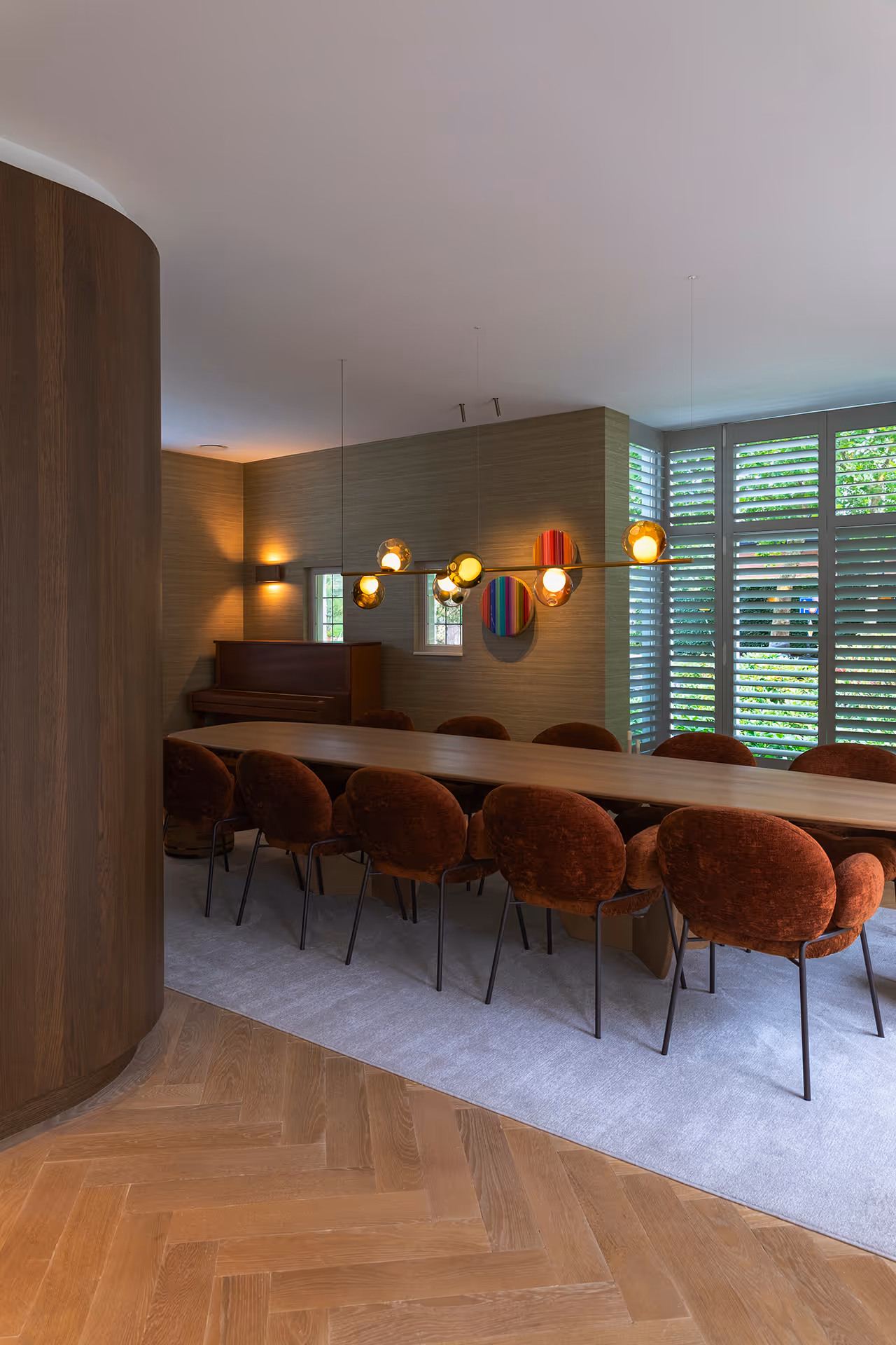 Ruimte met transparante gordijnen en combinatie van wandlampen en glasklusterarmatuur voor diffuus en sfeervol licht.