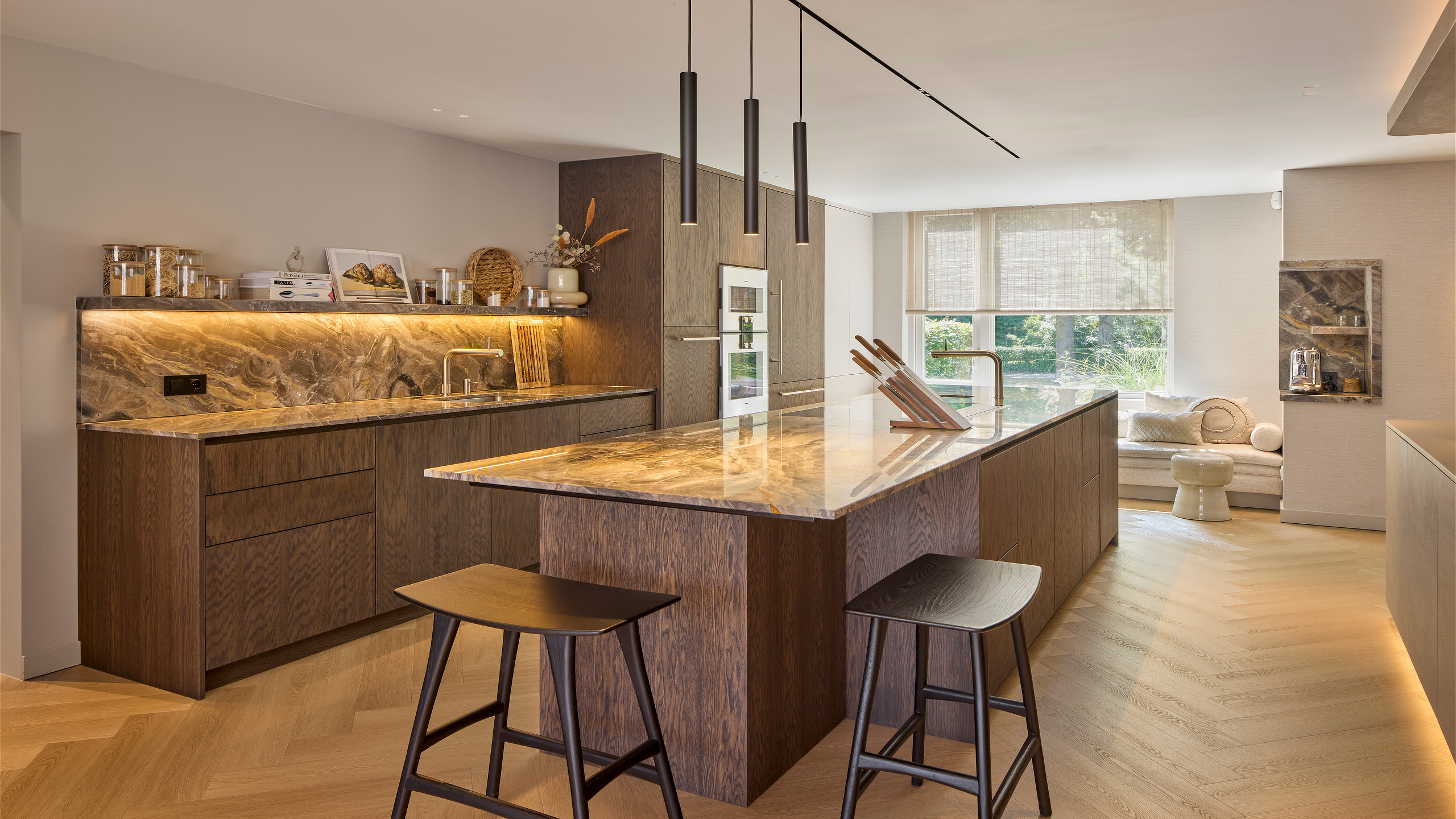 Warme woonkeuken met houten panelen en zachte lichtlijnen,en subtiele armaturen.