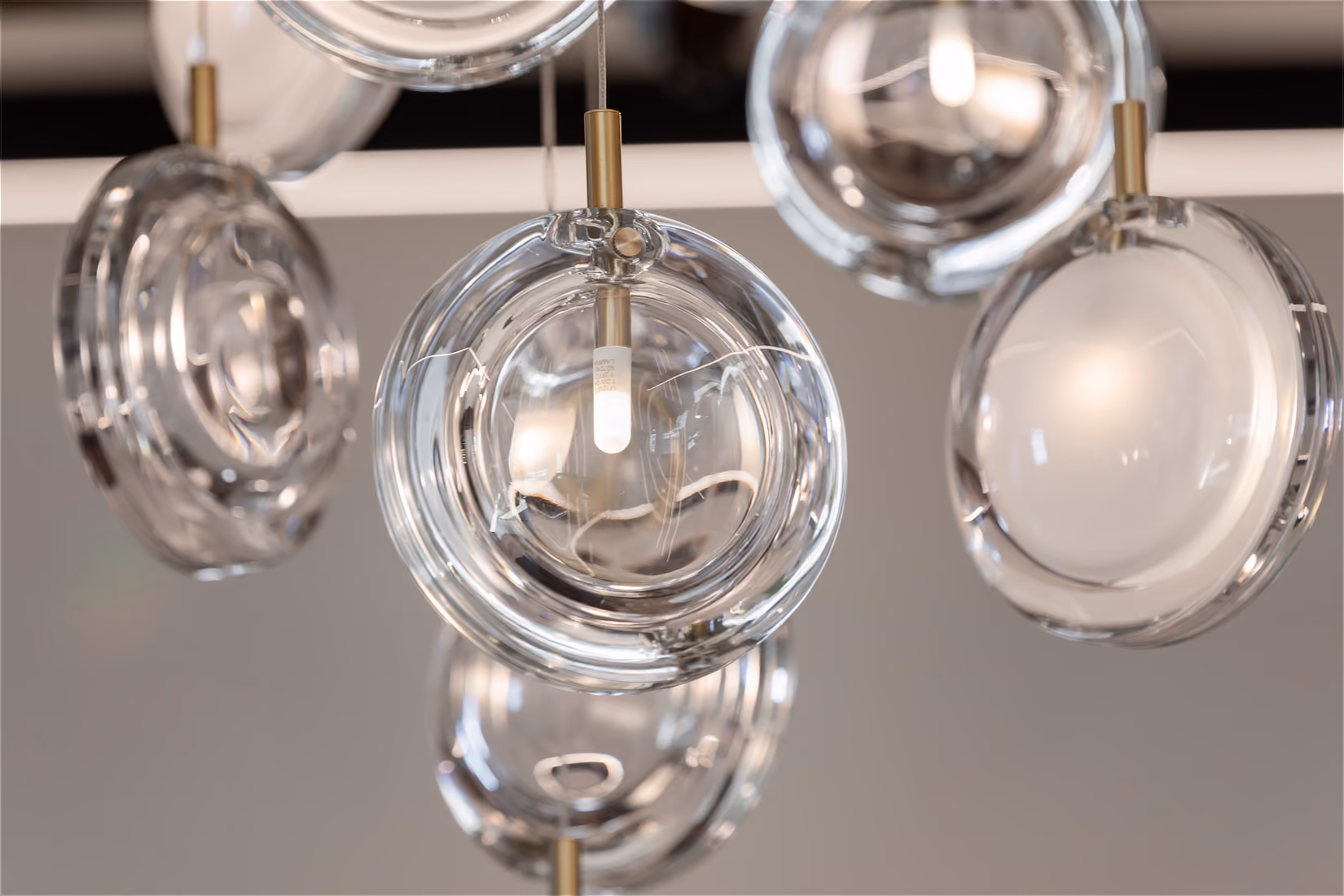 Macro-opname van gebolde glazen lenzen met zichtbare ledlichtbron en heldere reflecties.