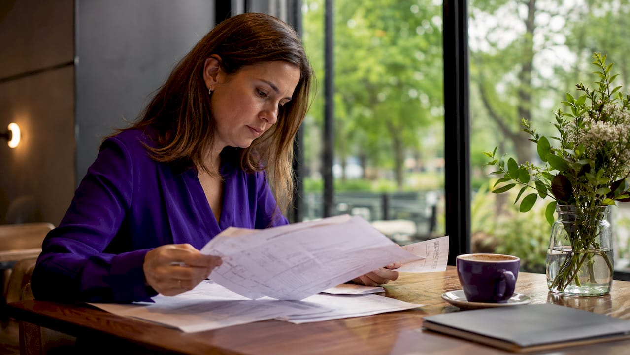 Mortgage advisor sorting subcontractor income documents