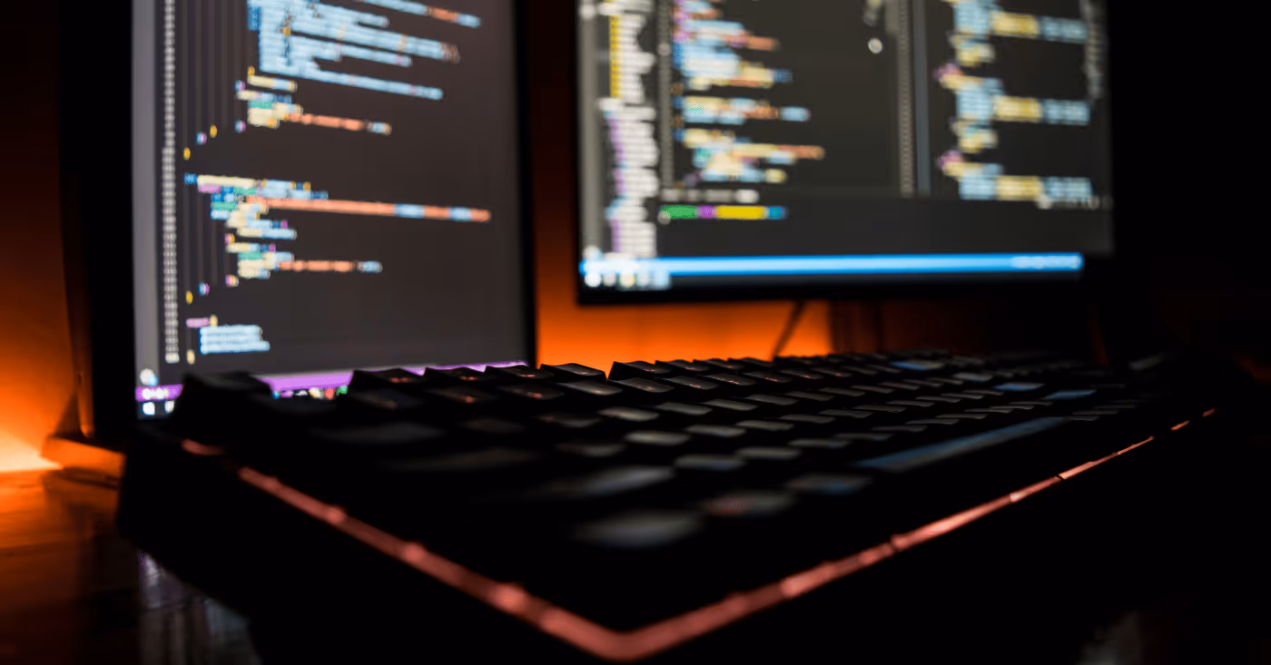 Computertastatur und Bildschirm mit Code