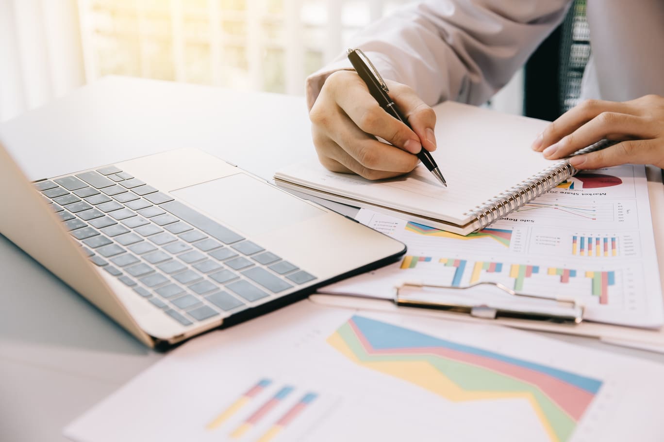 A cover image for the article: Single-Agent vs Multi-Agent AI: A CTO's Decision Framework. Close up business man evaluating options in office.