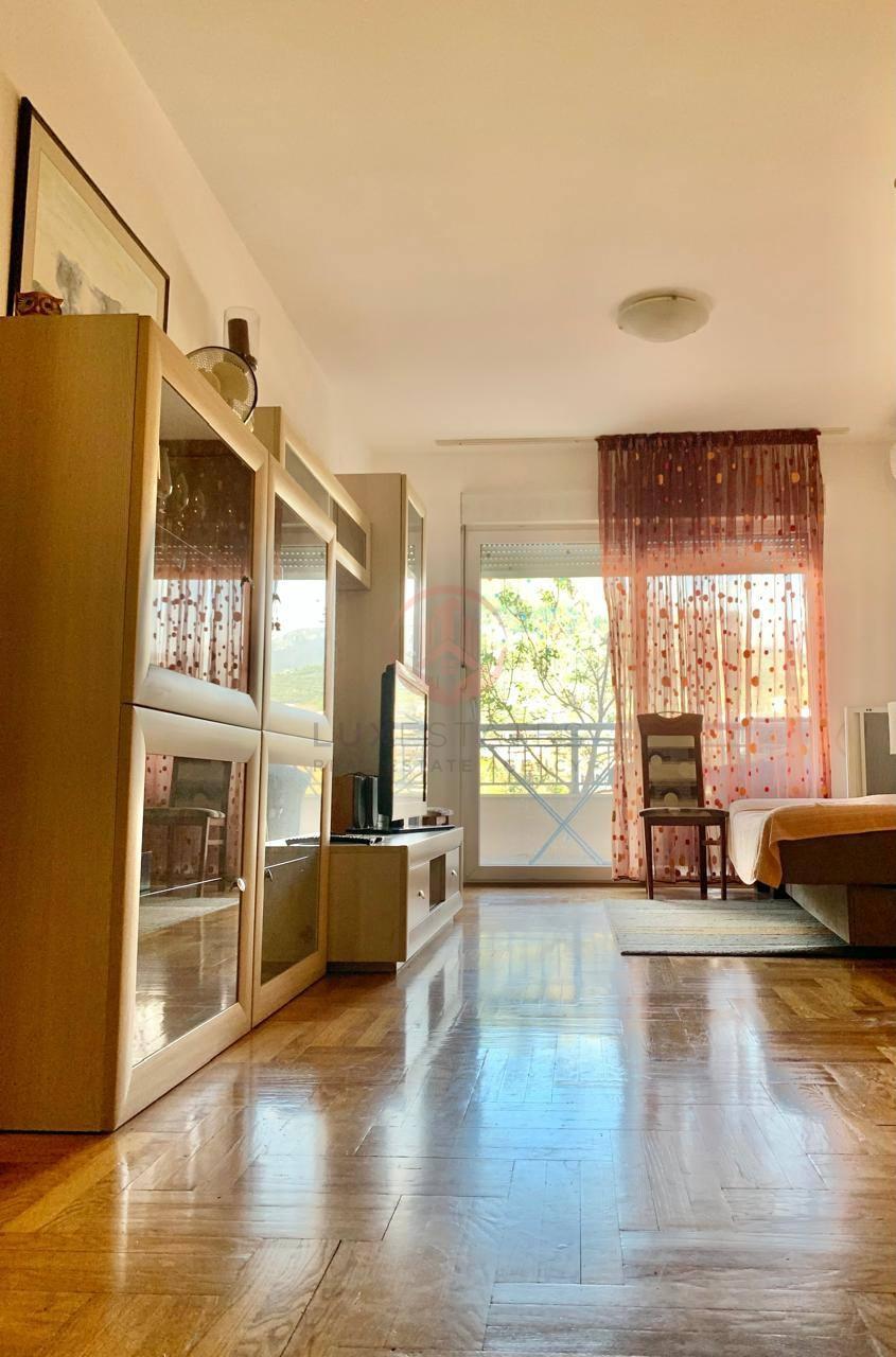 Prodaje se dvosoban stan u zgradi Čelebić u Baru, površine | BR-S-005