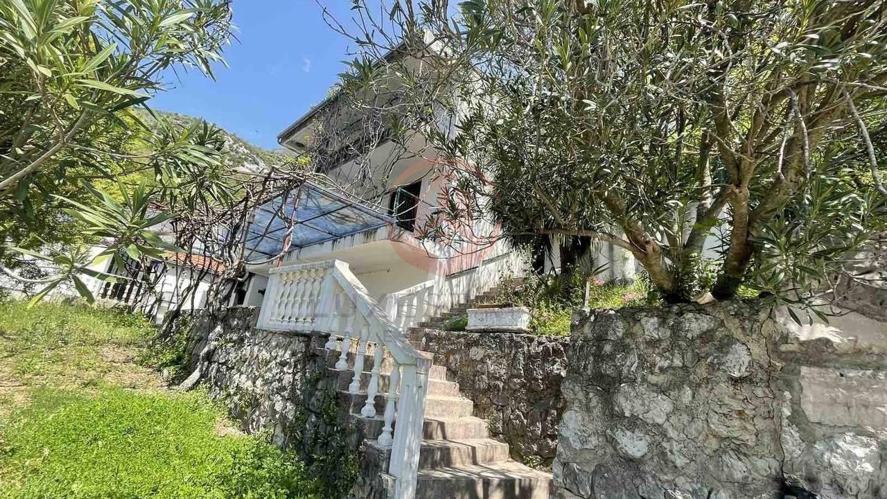 Prodaje se dvospratna kuća površine 157m2 na placu od 440m2 | BR-K-004