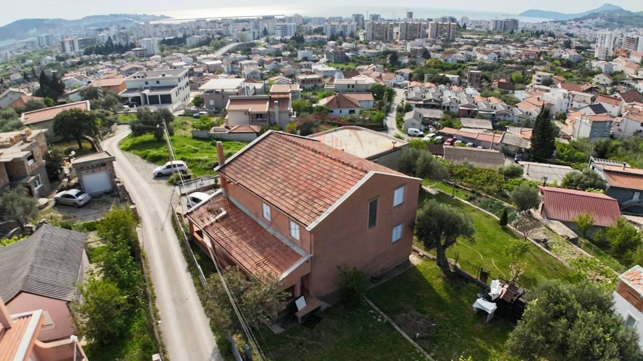Na prodaju prostrana porodična kuća sa pogledom na more, | BR-K-020
