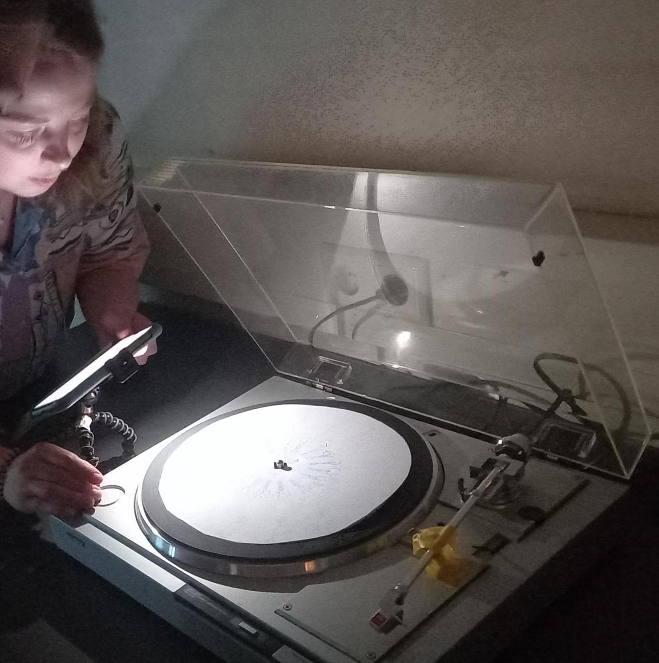 Sophie Spendel die een animatie laat zien op een platenspeler door middel van een stroboscoop.