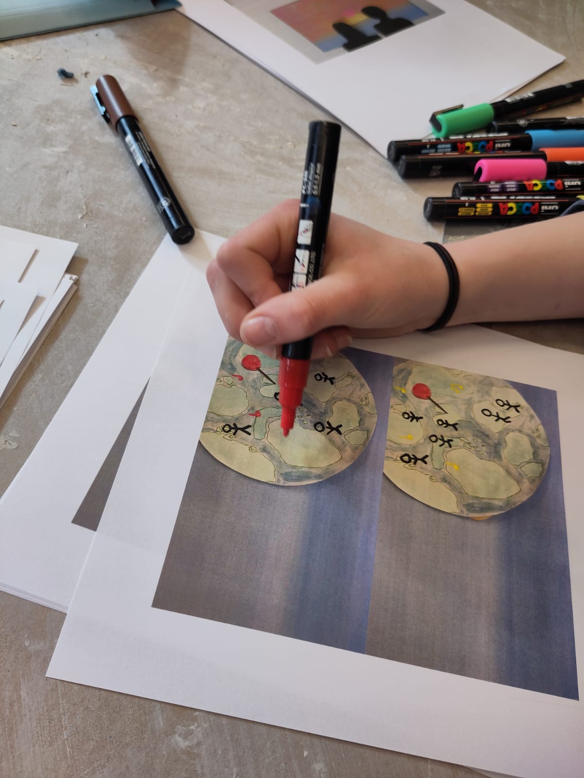 Er wordt met een verfstift getekend op een film frame.