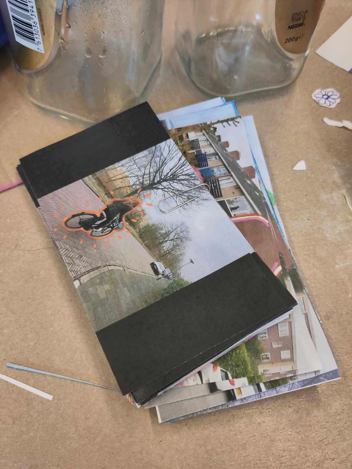 Uitgeprinte frames van een film liggen op een stapel. Op de frames is getekend.