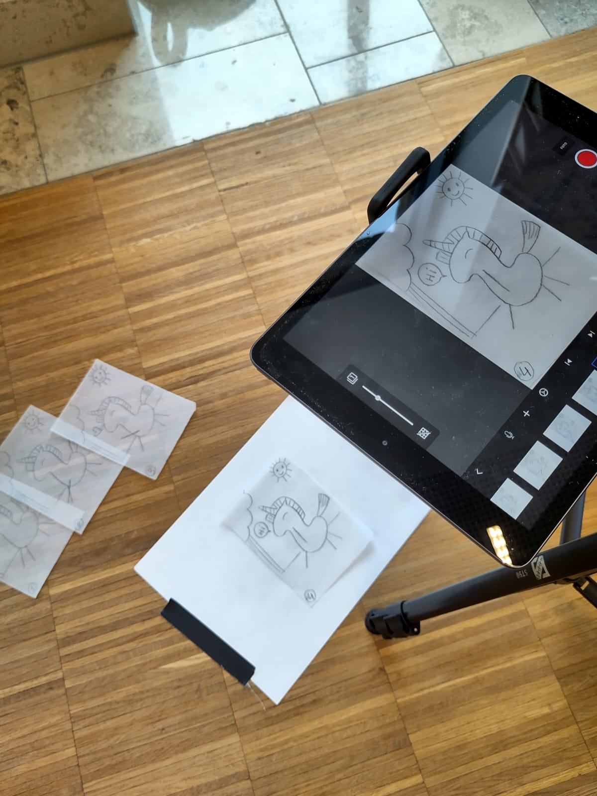 Een ipad fotografeert tekeningen voor de frame by farme workshop.