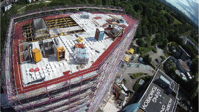 Blick vom Turmdrehkran auf den Hof von Living Tomorrow