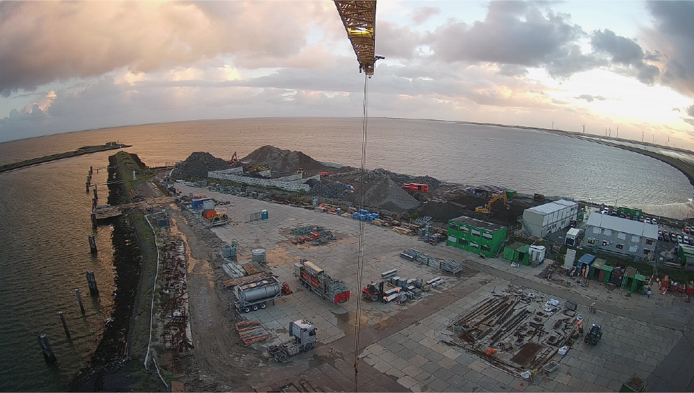 zicht vanuit een hijskraan op de werken aan de Afsluitdijk
