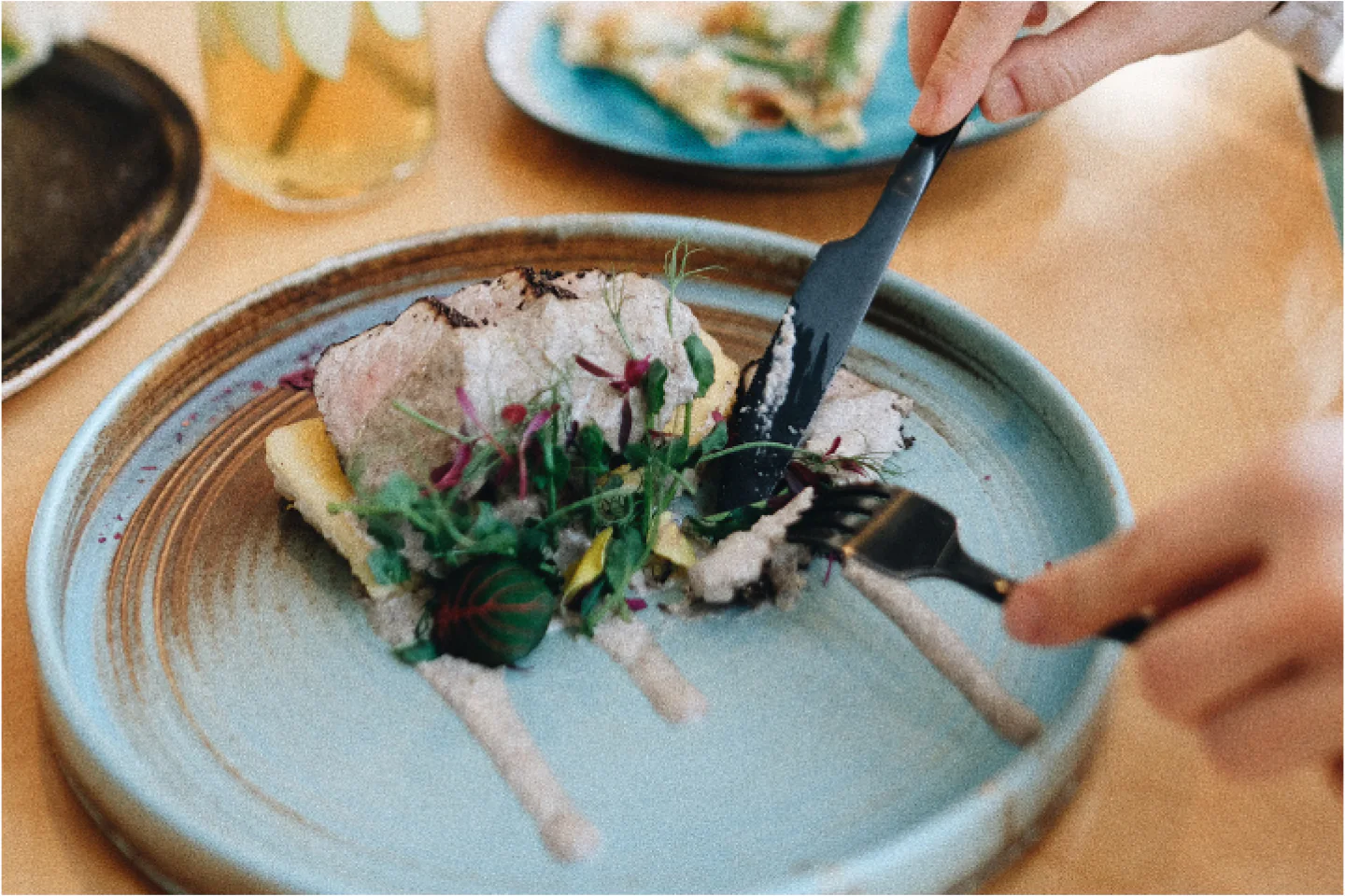 Assiettes bleues et verres sur une table de restaurant