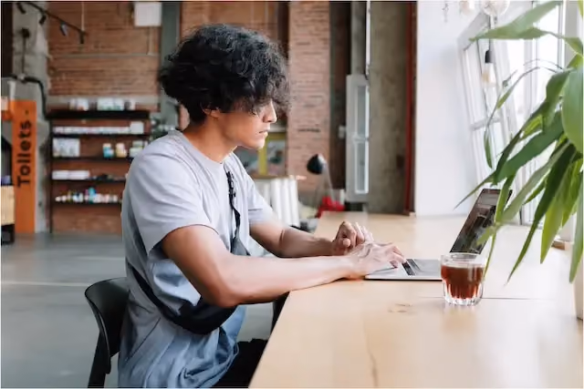 Freealnce tech travaillant depuis un café