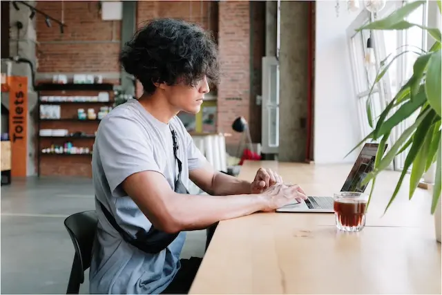 Freealnce tech travaillant depuis un café