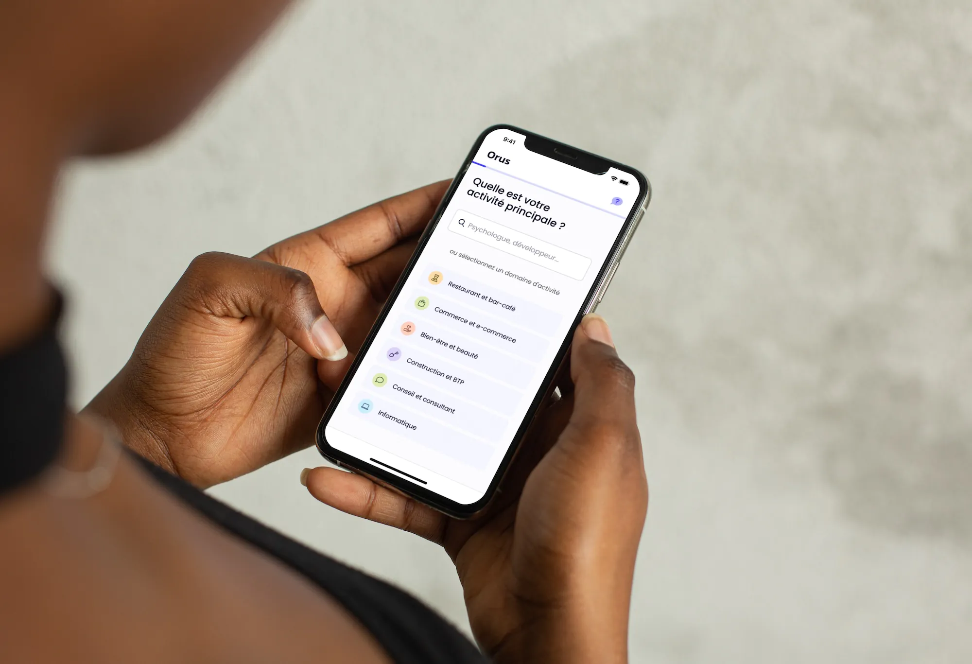 Un assuré qui réalise un devis en 3 minutes sur le site Orus