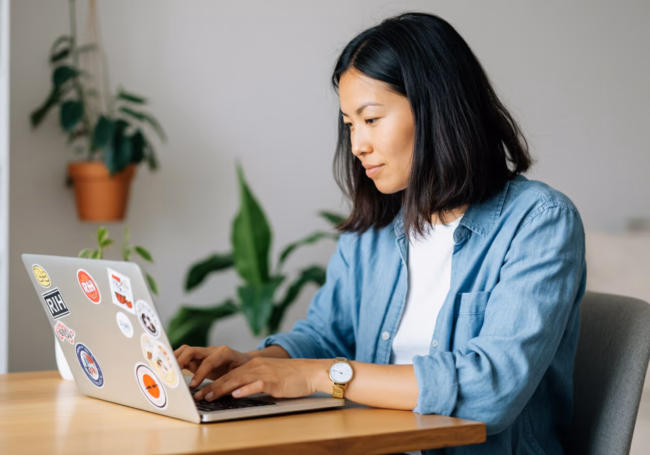 entrepreneur qui compare des assurances pro