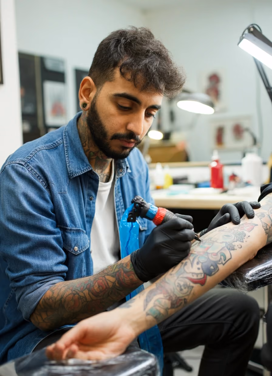Tatoueur devant sa boutique assuré chez Orus