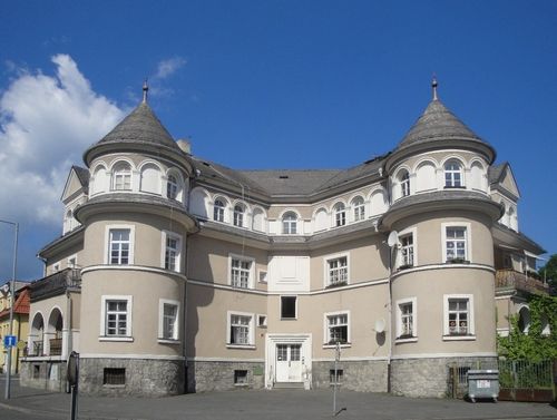 Po po památkách minulého století vás provedou stříbrné pavučiny