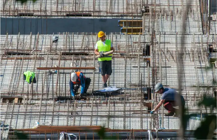Photo d'ouvriers sur un chantier de construction