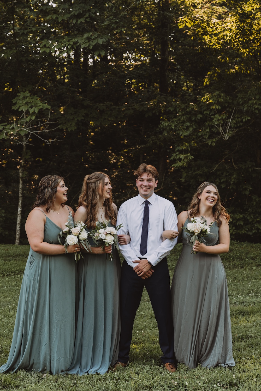 The groom with the bridesmaids 