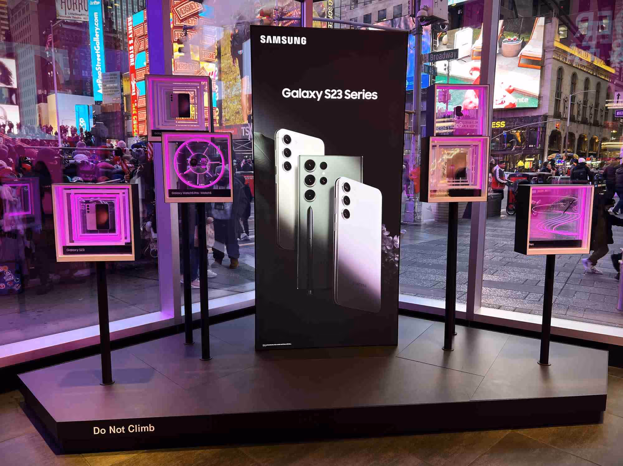 Custom displays showcasing Samsung Galaxy S23 series, highlighting innovative and eye-catching design solutions