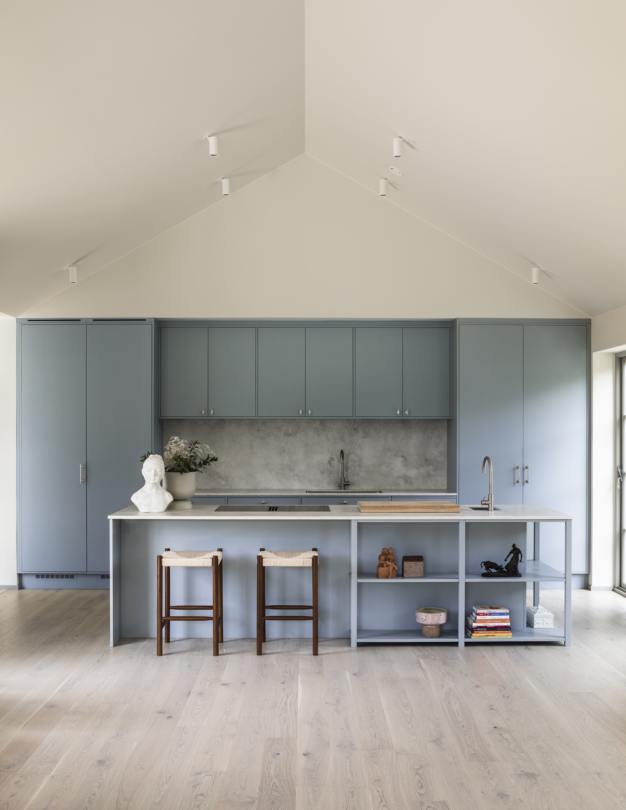 Vackert kök i stilrent klassiskt Dast stenhus med öppen planlösning och ryggåstak