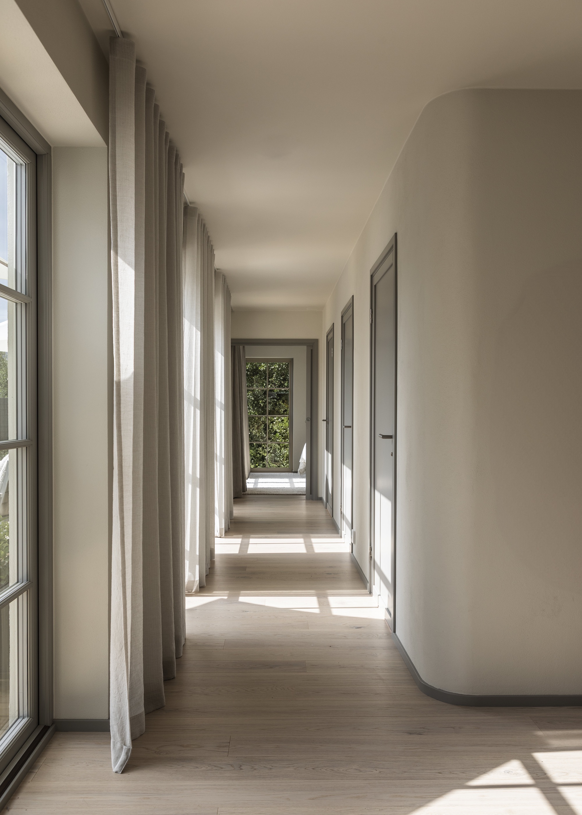 Ljus välkomnande passage med putsat rundat hörn i ett dast stenhus