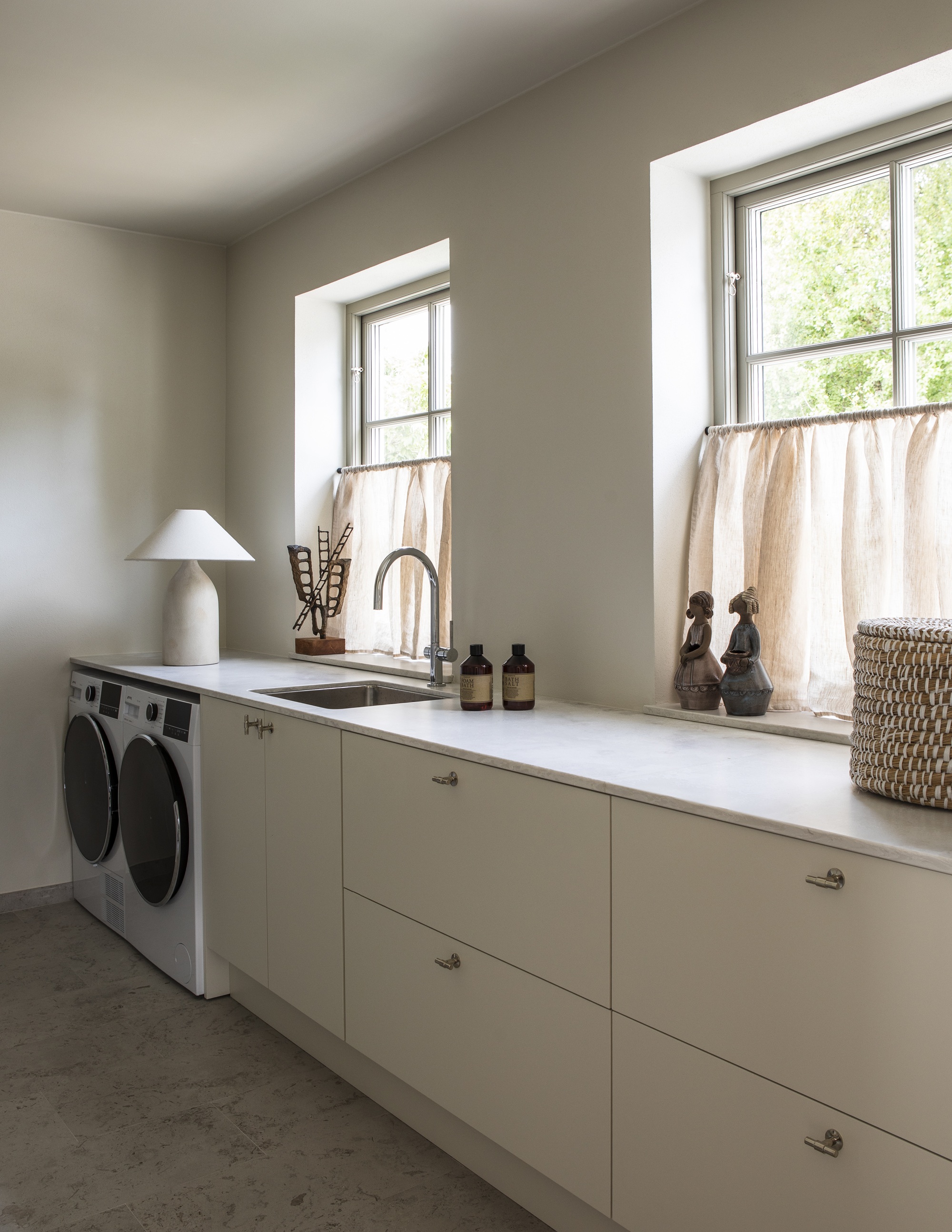 Stora funktionell tvätt med inredning från Wood Studio i ett nybyggt dast stenhus