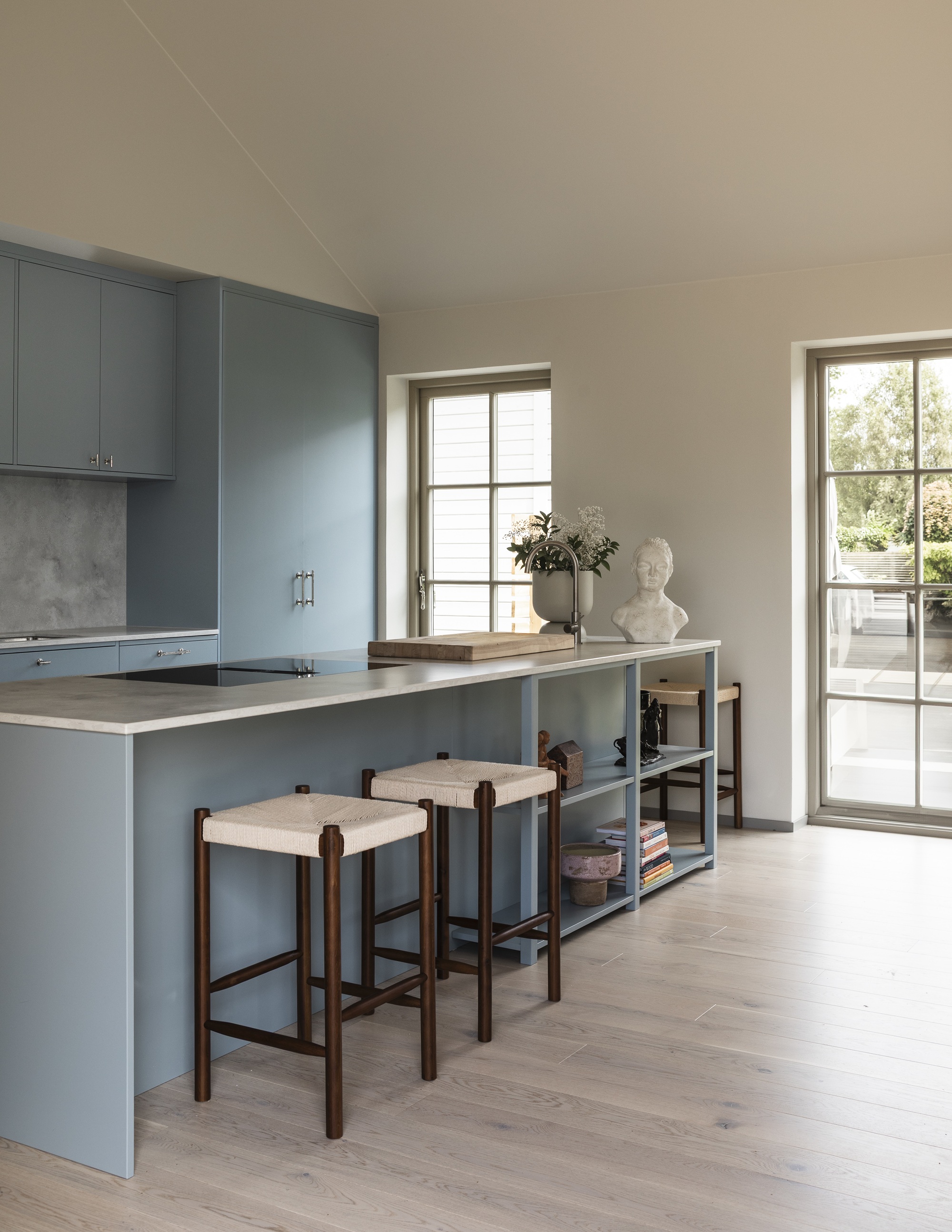 Generös köksö med flera funktioner i ett klassisk dast stenhus