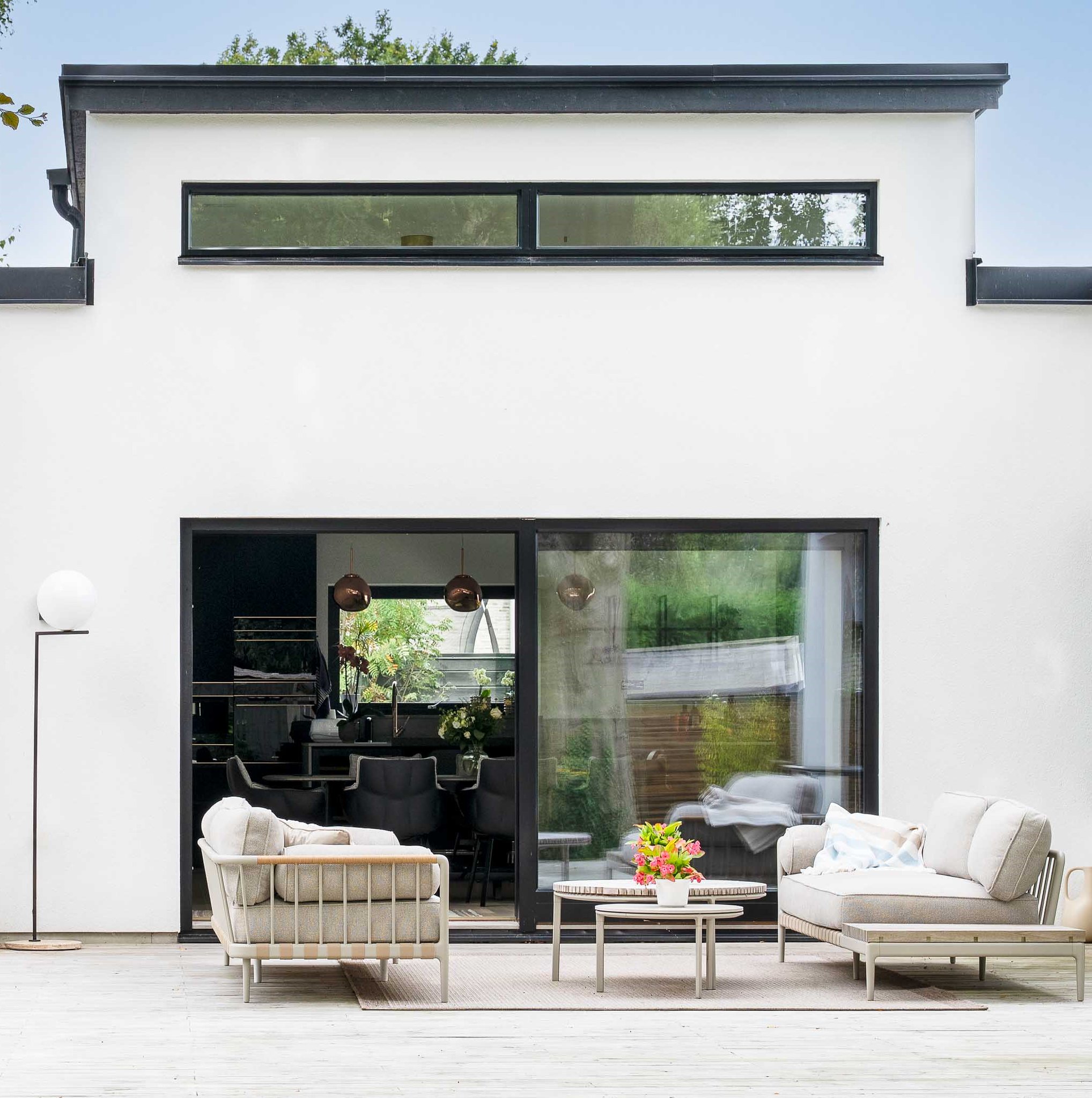 Modernt en-planshus från dast stenhus med lanternin ovan matplatsen