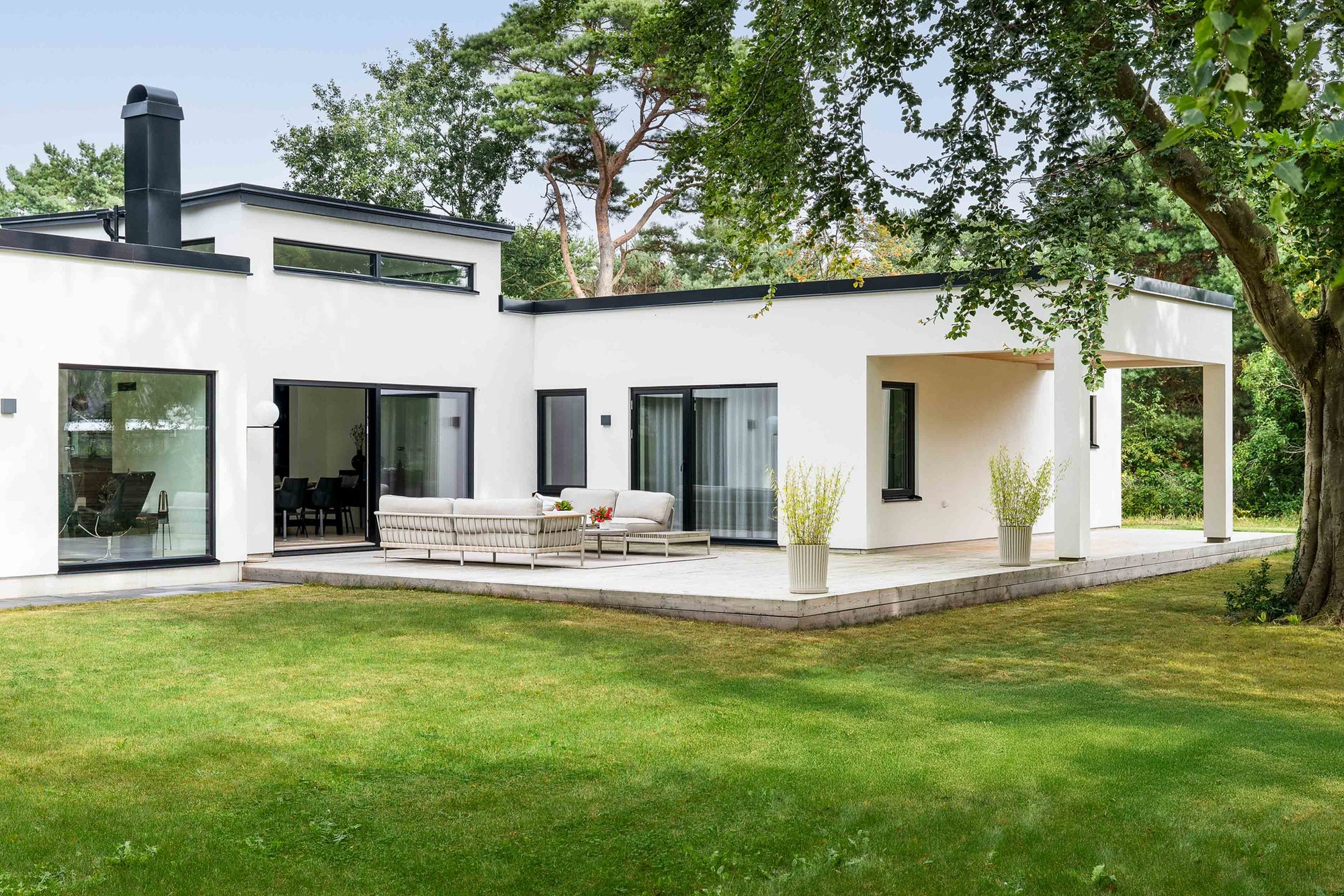 Modernt funkis inspirerat en-planshus från dast stenhus med stora glaspartier