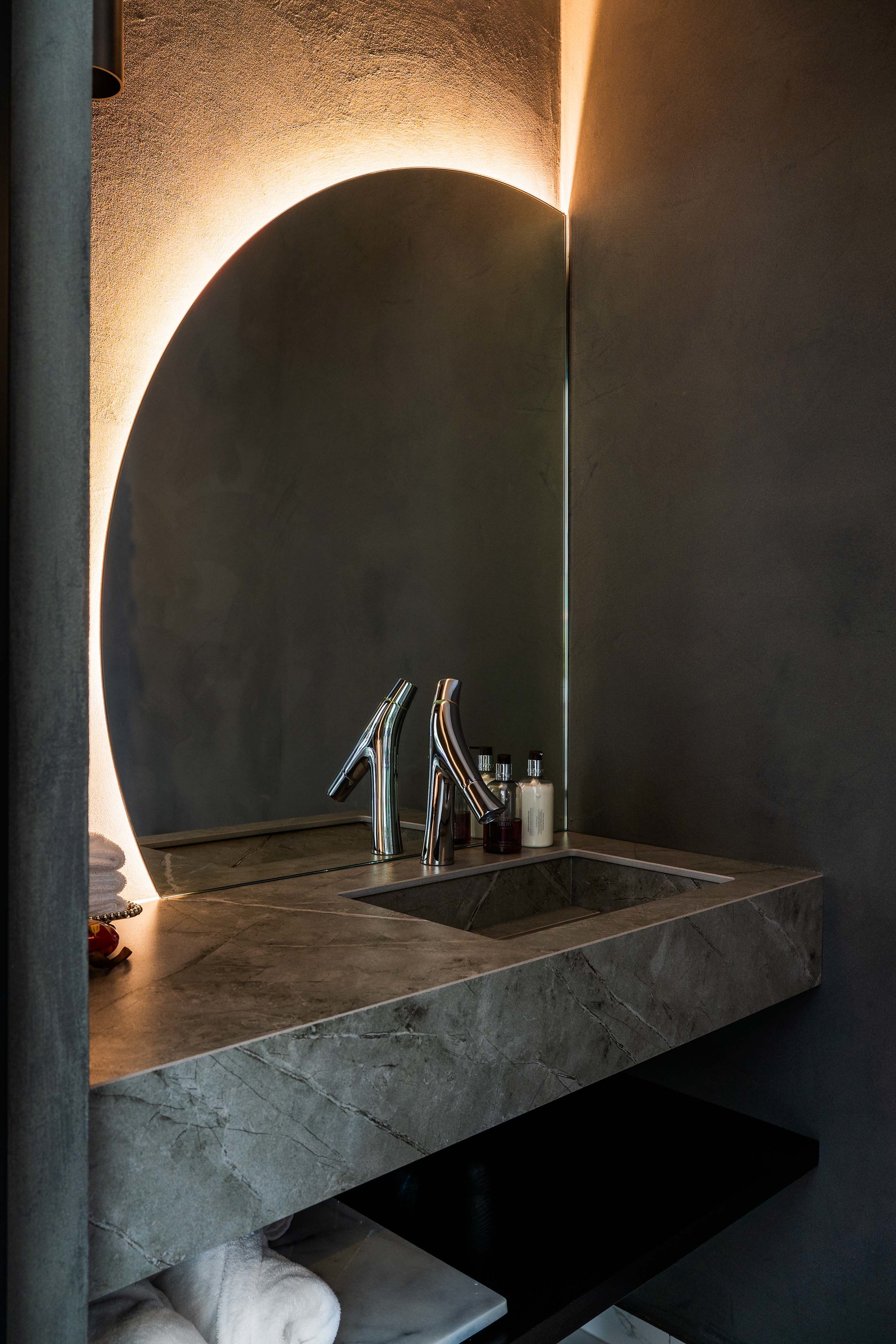 Design och funktion i vackert badrum i ett dast stenhus