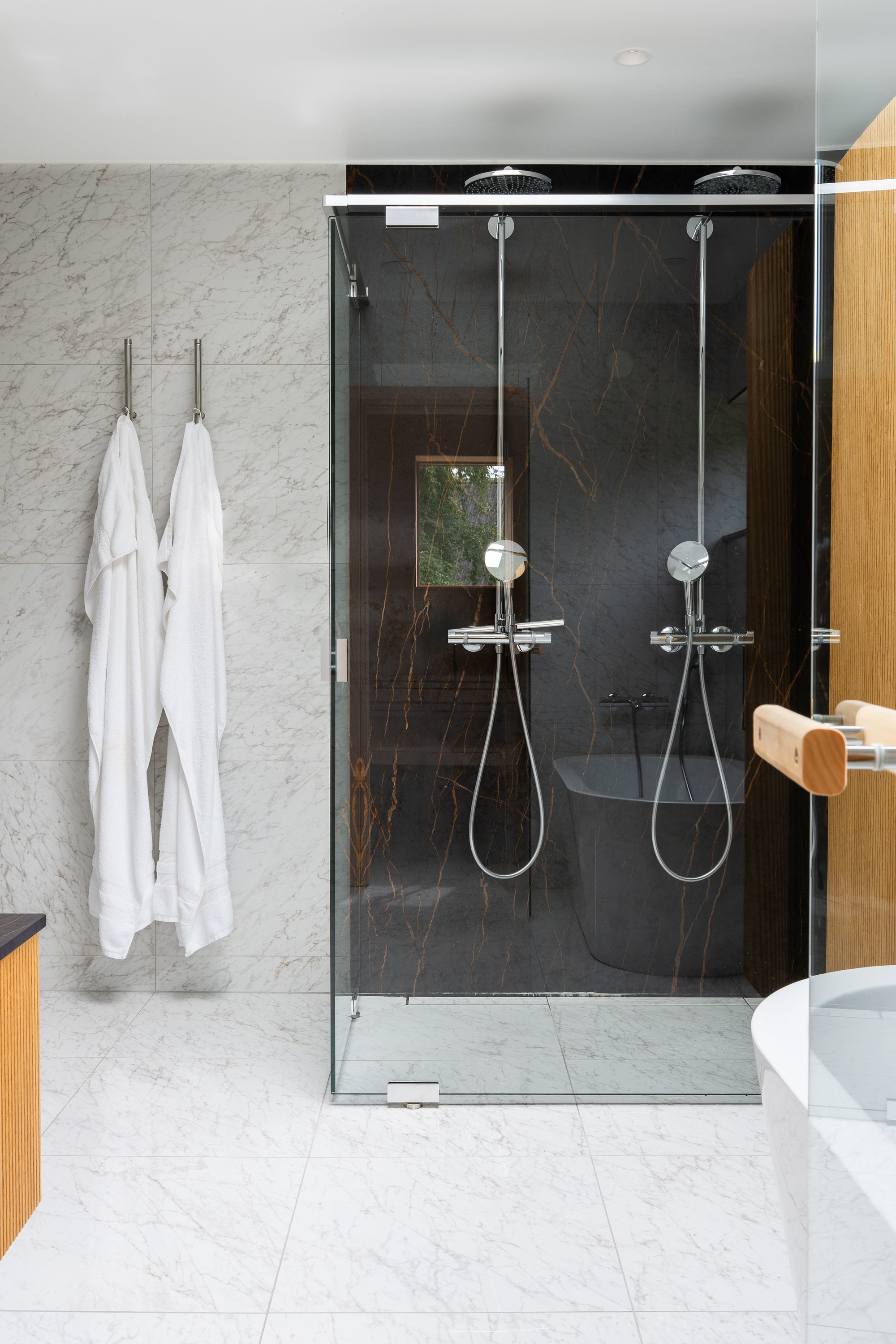 Lyxig dubbeldusch i ett arkitektritat stenhus från dast