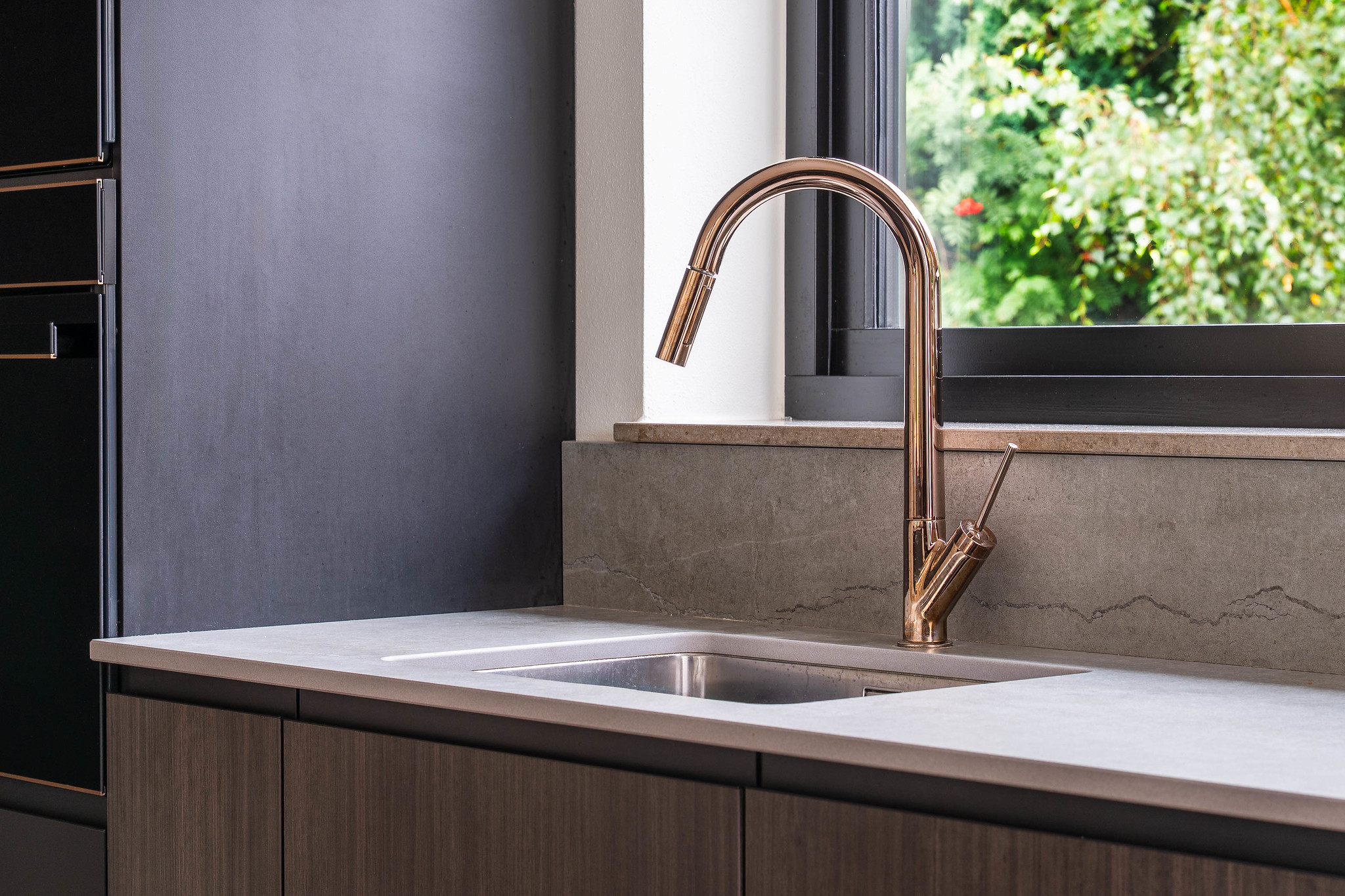 Dast stenhus alla blandare kommer från Hansgrohe, här en köksblandare i polerad mässing